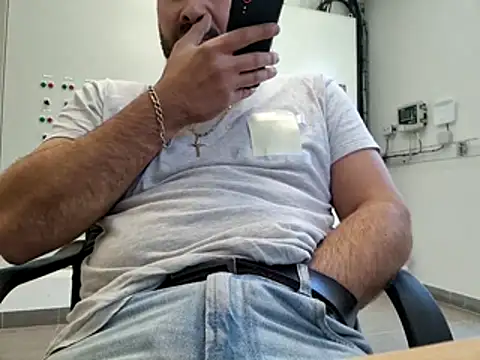 Snapshot of Leonormaldick chatting on 11/04/25, 10:36 Leonormaldick online show from 11/04/25, 10:36