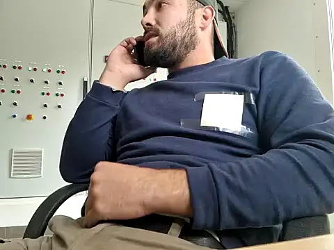 Snapshot of Leonormaldick chatting on 11/12/25, 11:10 Leonormaldick online show from 11/12/25, 11:10