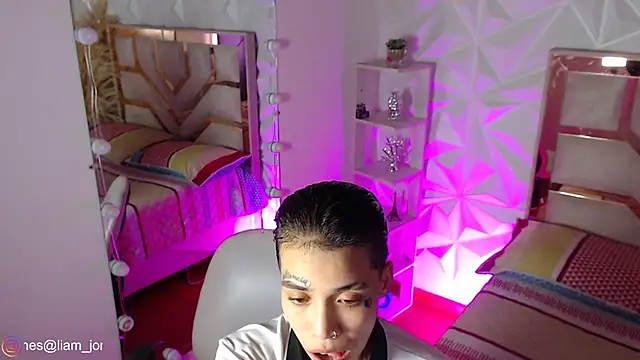 Jonesliam23 online show from 04/17/26, 07:39