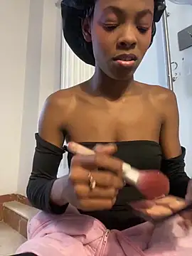 Snapshot of adaraSmiith chatting on 12/12/24, 11:29 adaraSmiith online show from 12/12/24, 11:29