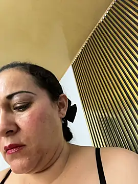 Snapshot of luisa_curli chatting on 06/29/26, 03:35 luisa curli online show from 06/29/26, 03:35