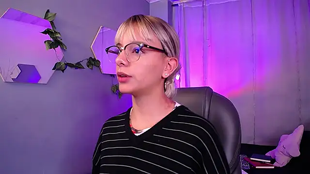 peyton golden1 online show from 10/29/25, 03:42