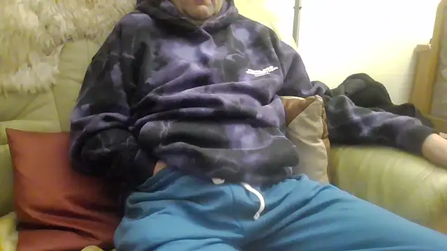 Snapshot of Lutzi1 chatting on 12/15/24, 05:10 Lutzi1 online show from 12/15/24, 05:10