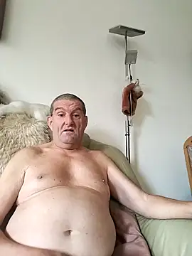 Snapshot of Lutzi1 chatting on 10/22/25, 02:28 Lutzi1 online show from 10/22/25, 02:28