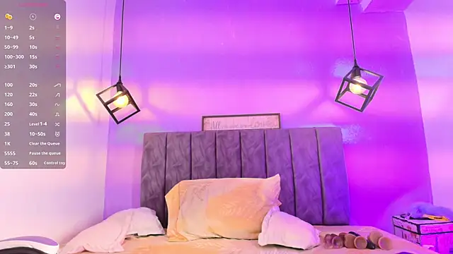 Snapshot of Sophiee_Velvet chatting on 09/18/25, 03:03 Sophiee Velvet online show from 09/18/25, 03:03