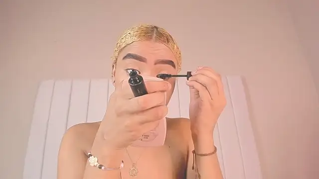 Snapshot of julieta_flower chatting on 02/21/25, 02:06 julieta flower online show from 02/21/25, 02:06