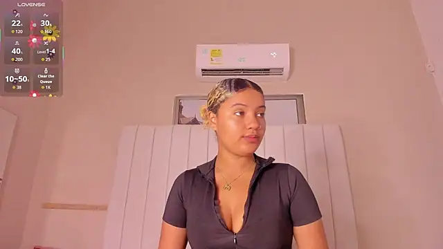 Snapshot of julieta_flower chatting on 11/14/25, 01:32 julieta flower online show from 11/14/25, 01:32