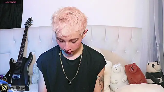 Snapshot of lil_tay_ chatting on 03/18/25, 01:21 lil tay online show from 03/18/25, 01:21
