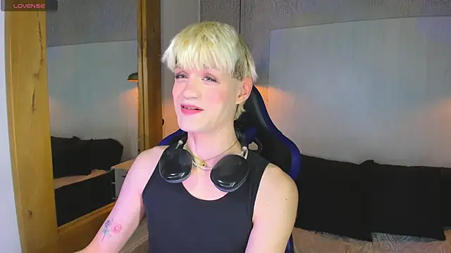 VladHellsing4 online show from 04/15/26, 02:02