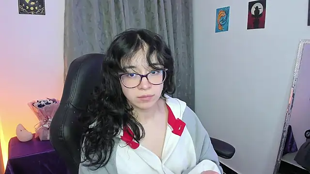 Snapshot of indra_cam chatting on 05/05/26, 04:42 indra cam online show from 05/05/26, 04:42