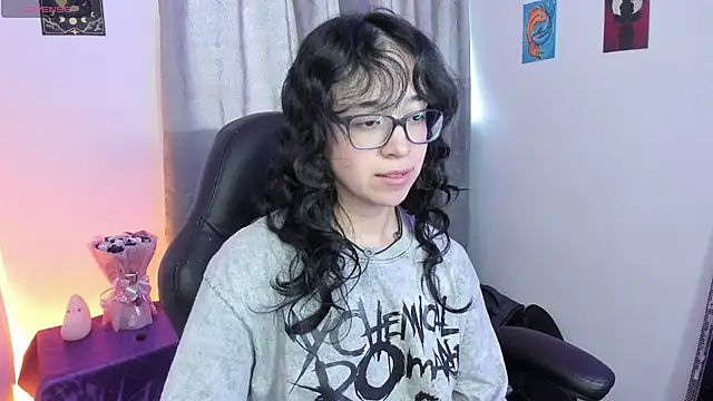 Snapshot of indra_cam chatting on 05/29/26, 10:19 indra cam online show from 05/29/26, 10:19