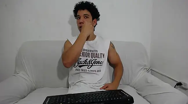 Snapshot of ethan_noir chatting on 02/16/25, 08:44 ethan noir online show from 02/16/25, 08:44