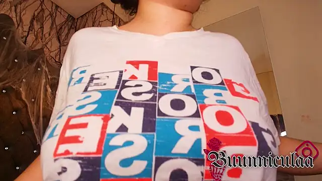 larissa01  online show from 10/13/25, 04:01