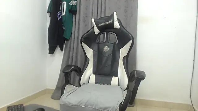 Snapshot of seux-88 chatting on 06/04/26, 11:33 seux-88 online show from 06/04/26, 11:33
