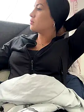 Snapshot of Sara_luna_ chatting on 11/06/25, 03:46 Sara luna online show from 11/06/25, 03:46