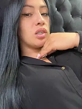 Sara luna  online show from 06/06/26, 05:17