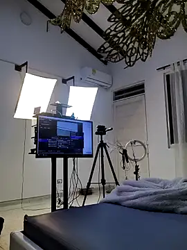 Snapshot of OliviaBurning chatting on 09/13/25, 11:32 OliviaBurning online show from 09/13/25, 11:32