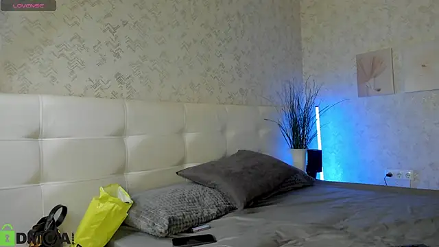 Nicole Charm online show from 10/14/25, 09:15