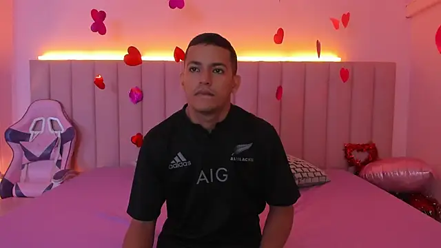 Snapshot of SophieRoyals chatting on 02/13/25, 12:00 SophieRoyals online show from 02/13/25, 12:00