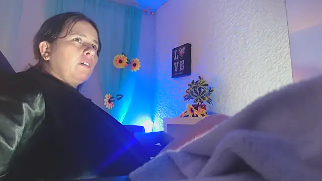 victoria jones online show from 03/04/25, 07:43