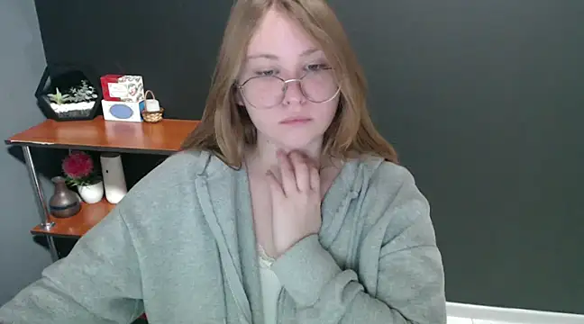 Snapshot of lady_minx chatting on 12/27/24, 10:45 lady minx online show from 12/27/24, 10:45