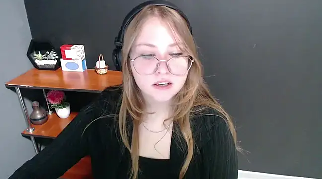 Snapshot of lady_minx chatting on 01/21/25, 10:52 lady minx online show from 01/21/25, 10:52