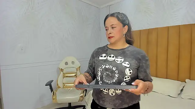 Snapshot of Daphne81_ chatting on 01/29/25, 02:19 Daphne81  online show from 01/29/25, 02:19