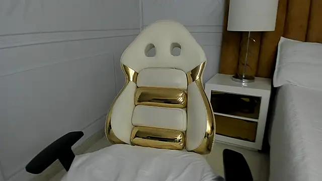 Snapshot of Daphne81_ chatting on 02/19/25, 05:27 Daphne81  online show from 02/19/25, 05:27