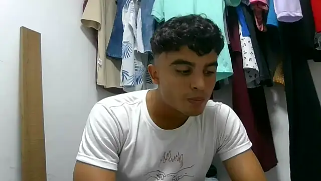 Snapshot of Mentriplex chatting on 12/04/24, 01:03 Mentriplex online show from 12/04/24, 01:03