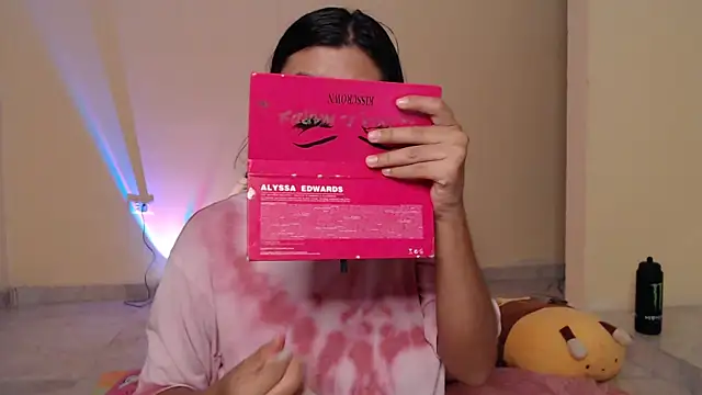 Snapshot of _maiahairy_ chatting on 12/20/24, 11:37 maiahairy online show from 12/20/24, 11:37