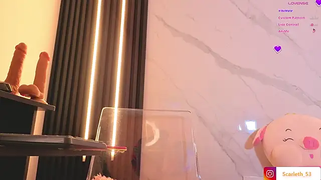 Scarlet Red  online show from 12/19/25, 12:12