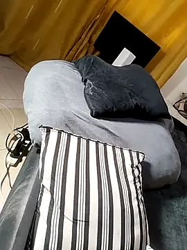 Hugemassivebootie online show from 12/20/25, 11:39