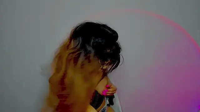 Snapshot of aishahottie chatting on 12/11/24, 11:43 aishahottie online show from 12/11/24, 11:43