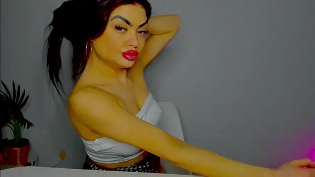 Snapshot of aishahottie chatting on 12/14/24, 02:12 aishahottie online show from 12/14/24, 02:12