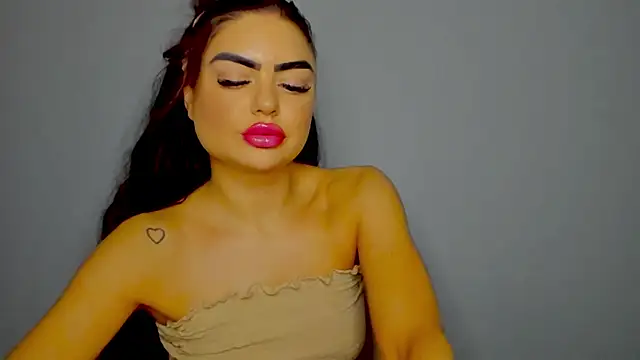 Snapshot of aishahottie chatting on 12/18/24, 03:26 aishahottie online show from 12/18/24, 03:26