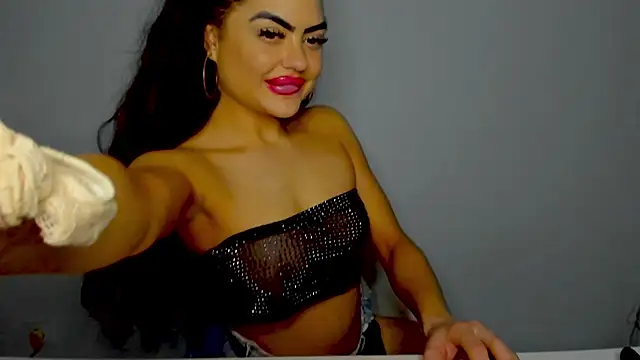 Snapshot of aishahottie chatting on 12/18/24, 07:04 aishahottie online show from 12/18/24, 07:04