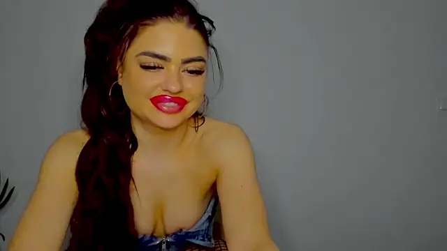 Snapshot of aishahottie chatting on 12/23/24, 02:13 aishahottie online show from 12/23/24, 02:13