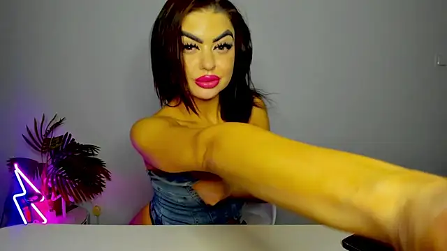 Snapshot of aishahottie chatting on 01/15/25, 01:23 aishahottie online show from 01/15/25, 01:23