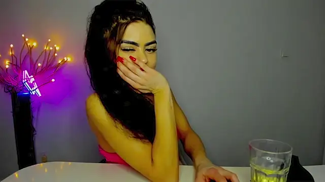 Snapshot of aishahottie chatting on 02/06/25, 03:27 aishahottie online show from 02/06/25, 03:27