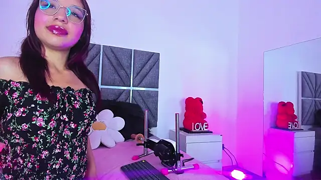 Laura Dicardy online show from 03/25/26, 07:53