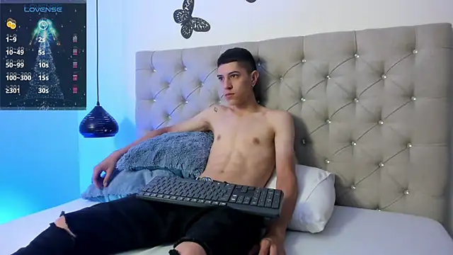 Snapshot of Dei_v_48 chatting on 12/13/24, 09:09 Dei v 48 online show from 12/13/24, 09:09