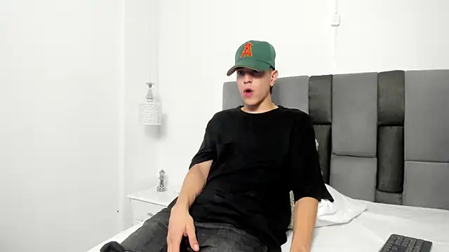 Snapshot of Dei_v_48 chatting on 02/14/25, 05:19 Dei v 48 online show from 02/14/25, 05:19