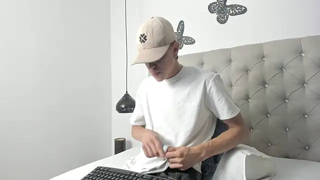 Snapshot of Dei_v_48 chatting on 02/14/25, 07:54 Dei v 48 online show from 02/14/25, 07:54