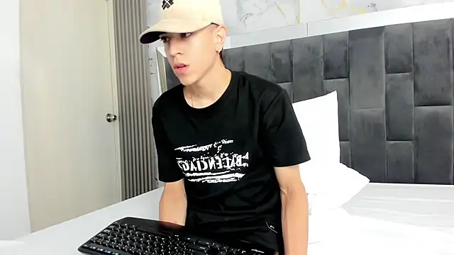 Snapshot of Dei_v_48 chatting on 02/15/25, 07:28 Dei v 48 online show from 02/15/25, 07:28