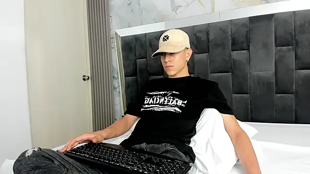 Snapshot of Dei_v_48 chatting on 02/15/25, 10:31 Dei v 48 online show from 02/15/25, 10:31