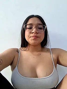 Snapshot of -VICKKY chatting on 04/27/26, 02:59 -VICKKY online show from 04/27/26, 02:59