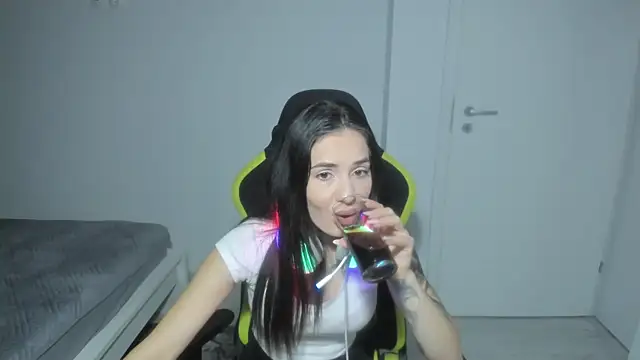 Emmapmg online show from 12/15/25, 06:34