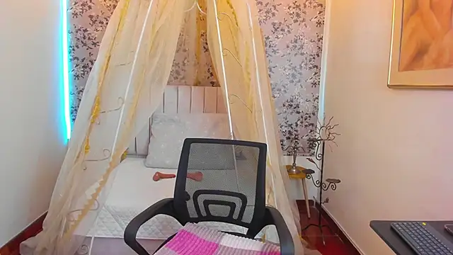 agatha rusell  online show from 02/20/25, 04:14