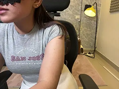 Snapshot of MidnightFlame chatting on 12/10/24, 07:32 MidnightFlame online show from 12/10/24, 07:32