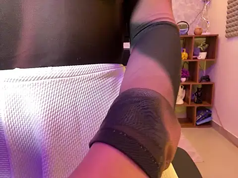 Snapshot of MidnightFlame chatting on 02/05/25, 08:14 MidnightFlame online show from 02/05/25, 08:14